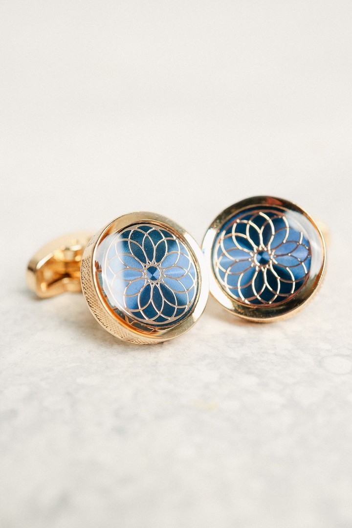 Золотистые круглые запонки с голубым камнем