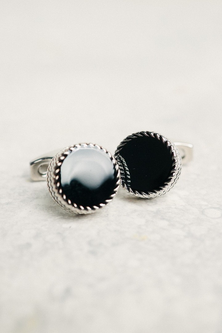 Серебристые круглые запонки с черным камнем