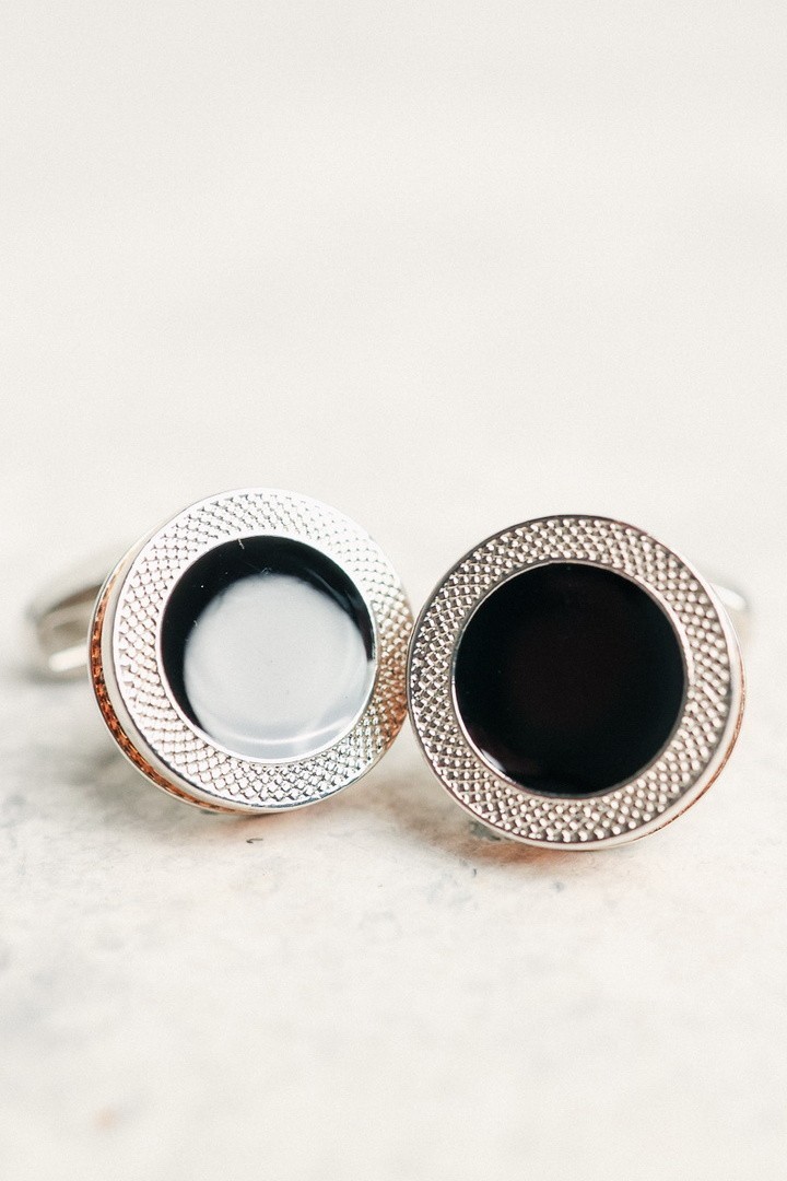 Серебристые круглые запонки с чёрной вставкой и узором