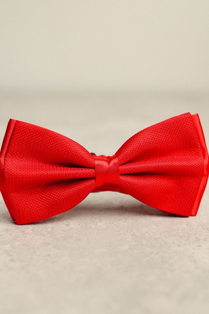 Красный галстук-бабочка с узором