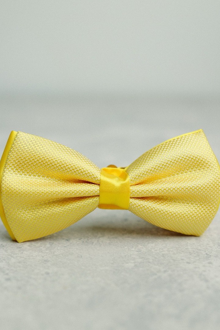 Желтый галстук-бабочка с узором