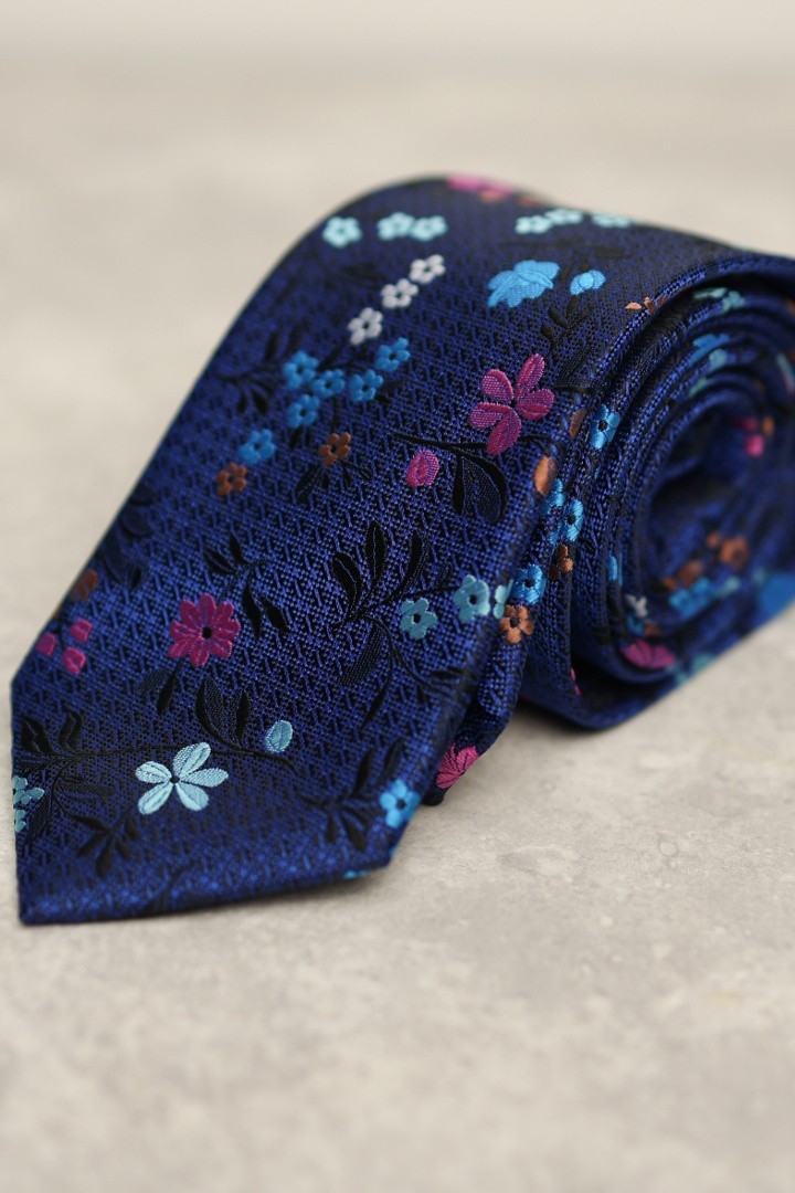 Темно-синий галстук с рисунком