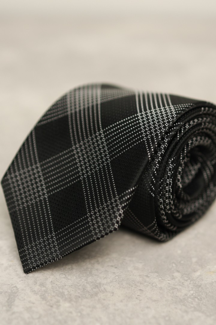 Черно-белый галстук в клетку